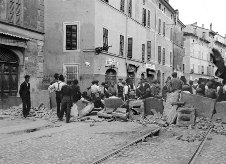 Barricate_di_Parma,_l'erezione_in_via_Bixio